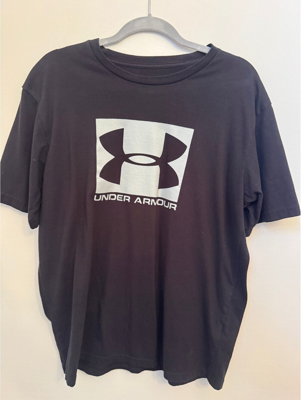 Under Armour black short sleeve athletic shirt size L
